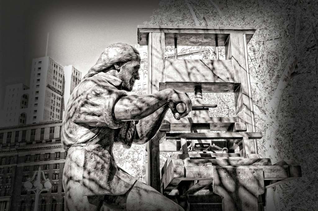 Statue of Benjamin Franklin operating a printing press, Philadelphia, Pennsylvania