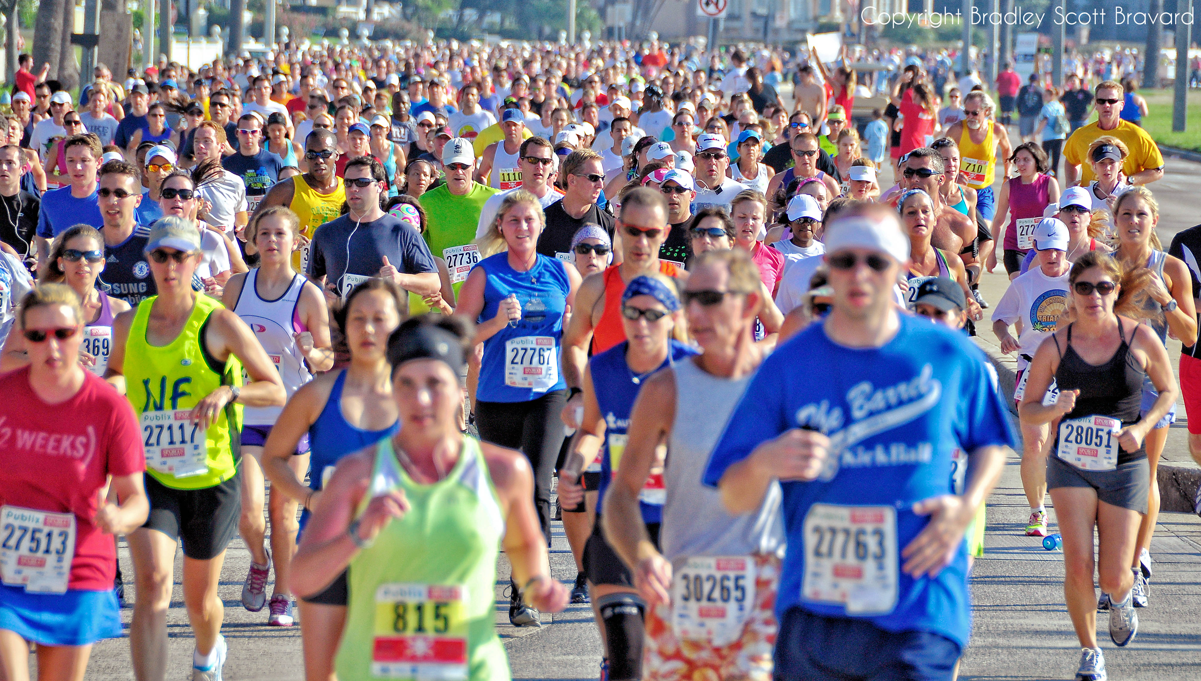 Many runners in half-marathon event