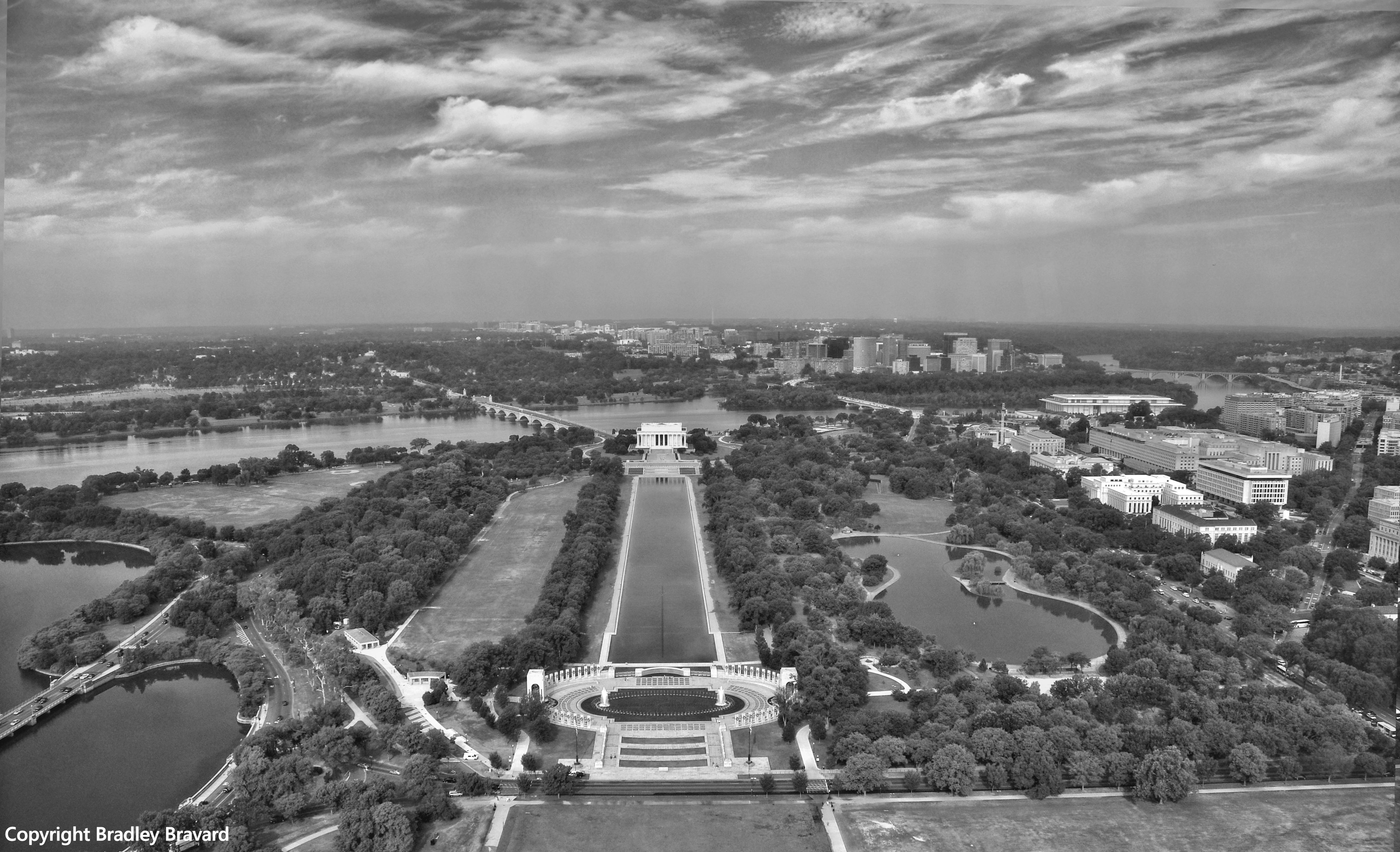 Black and white photo of the World War II Memorial, Lincoln Memorial, and Potomac River in Washington, DC