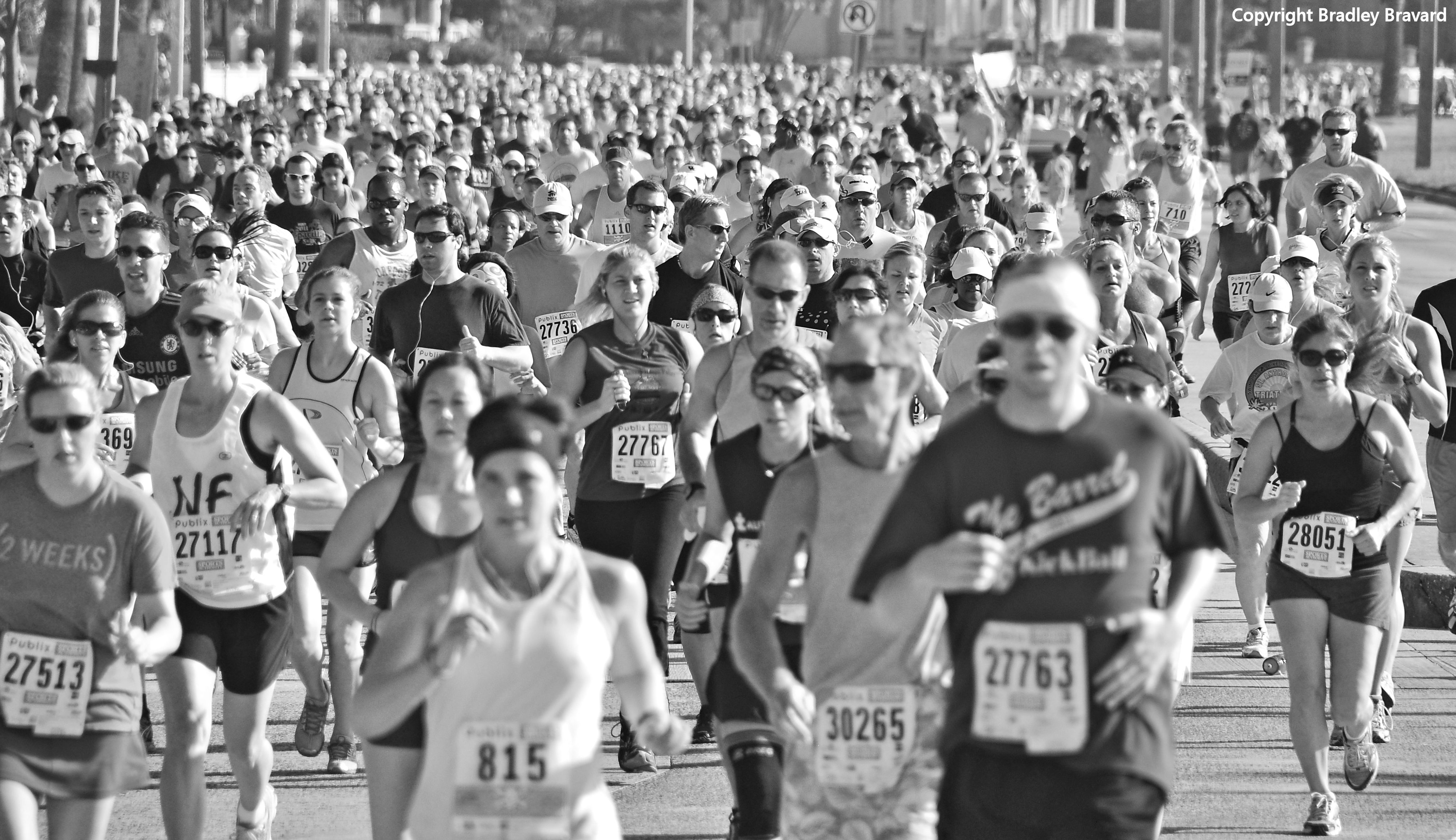 Black and white photo of hundreds of runners in a half marathon