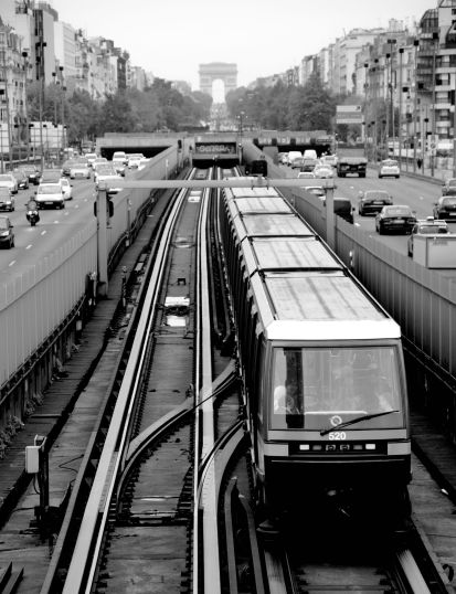 Black and white photo of Paris Metro train looking toward the Arc de Triomphe