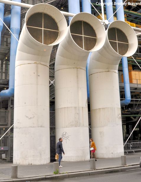 Man and woman on sidewalk in front of Le Centre Pompidou in Paris