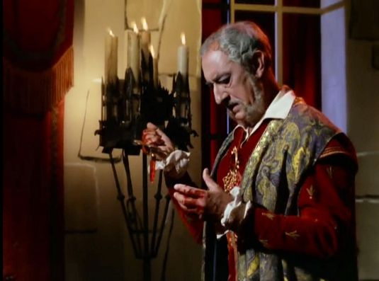 Image from Star Trek episode The Conscience of the King showing Karidian in theater garb and holding bloody dagger